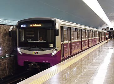 Bakı Metropoliteninin “Ulduz” stansiyasında qatar platformaya daxil olan zaman sərnişin relsin üzərinə düşüb