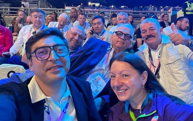 Nazir işdən çıxarılan müavini ilə selfi paylaşdı - Foto