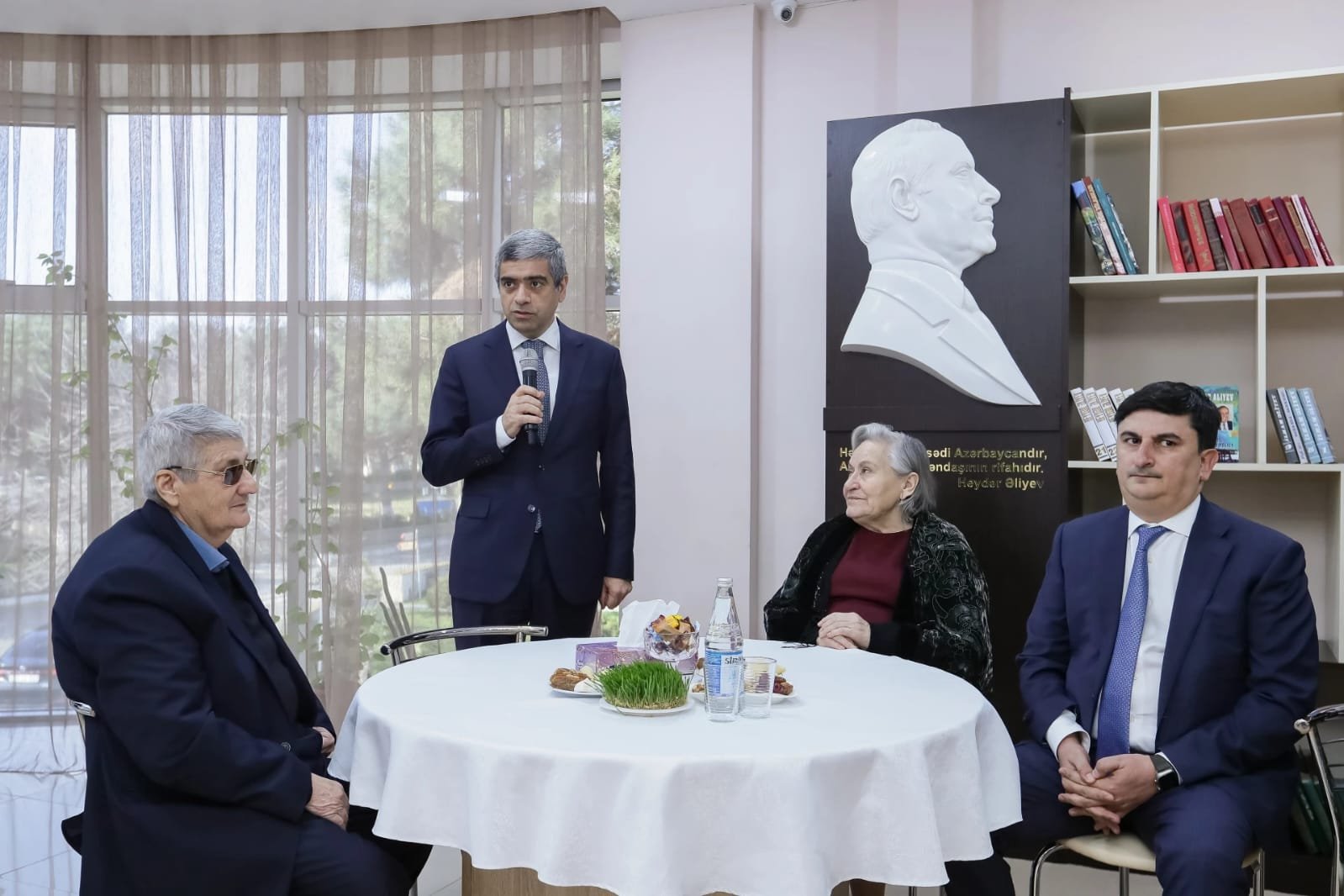 Nazir Anar Əliyev Ahıl şəxslər üçün sosial xidmət müəssisəsində olub, ahıllarla görüşüb