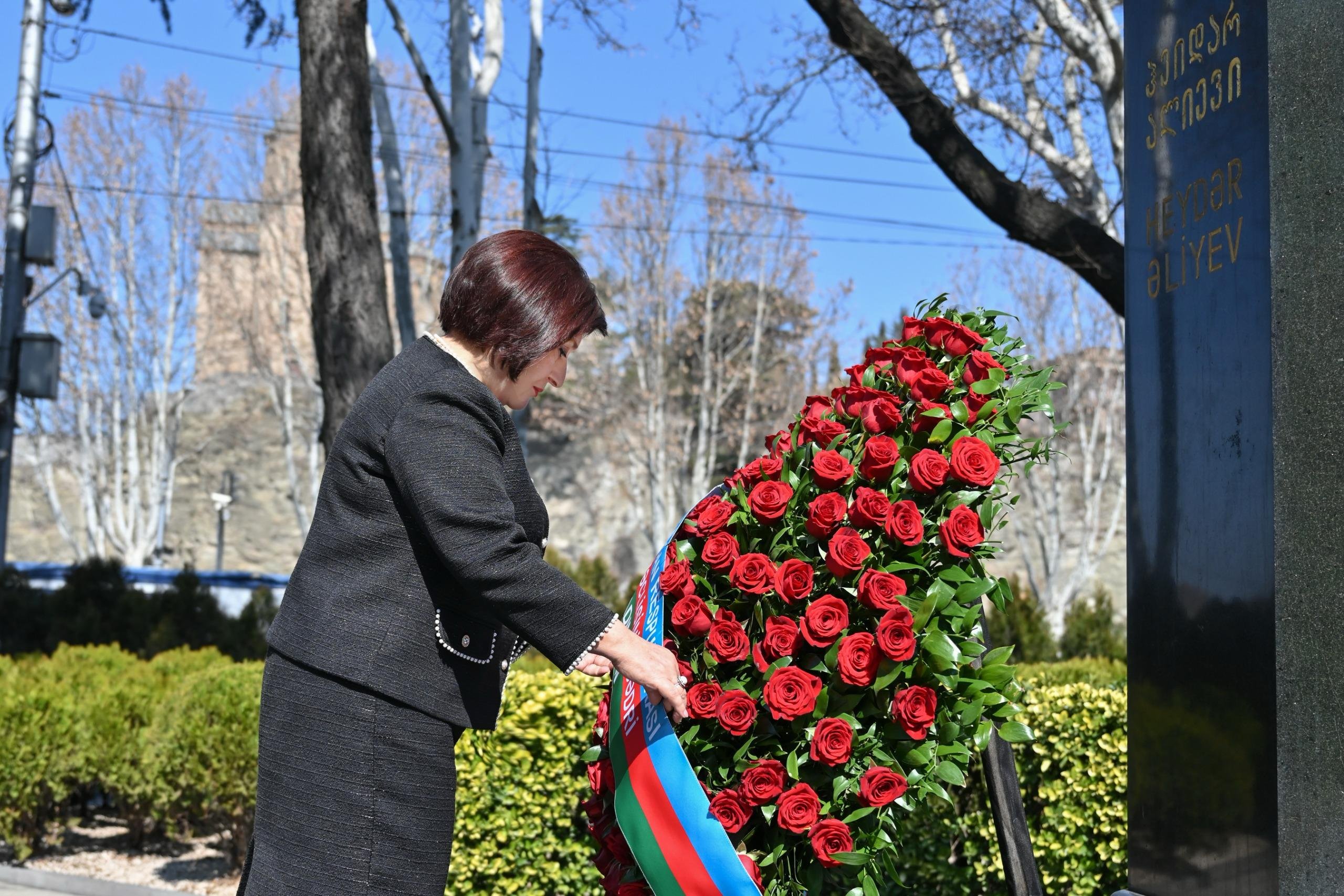 Milli Məclisin sədri Sahibə Qafarova Tbilisidə Ulu Öndər Heydər Əliyevin abidəsini ziyarət edib