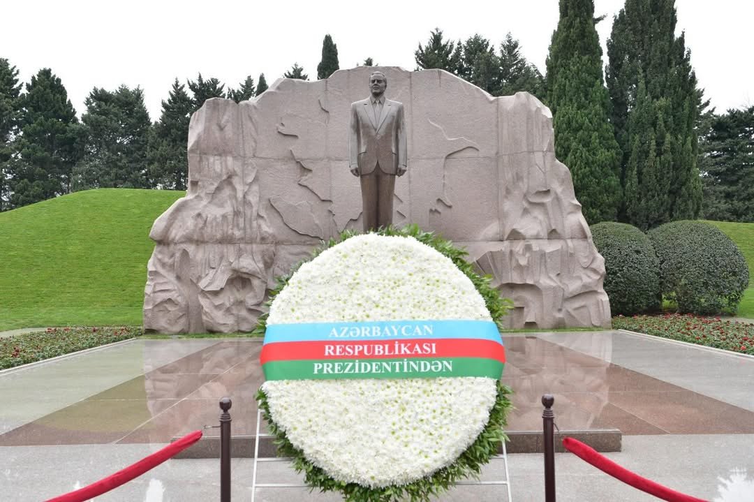 Estoniyalı parlamentarilər Ulu Öndərin məzarını və Zəfər parkını ziyarət edibllər