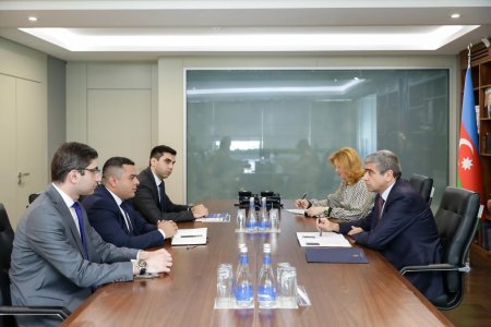 Əmək və əhalinin sosial müdafiəsi naziri Anar Əliyev Mentorluq Proqramı çərçivəsində dördüncü “Yüksəliş” müsabiqəsinin qalibləri Nicat Qocayev və Eyyub Fətəliyev ilə görüş keçirib.