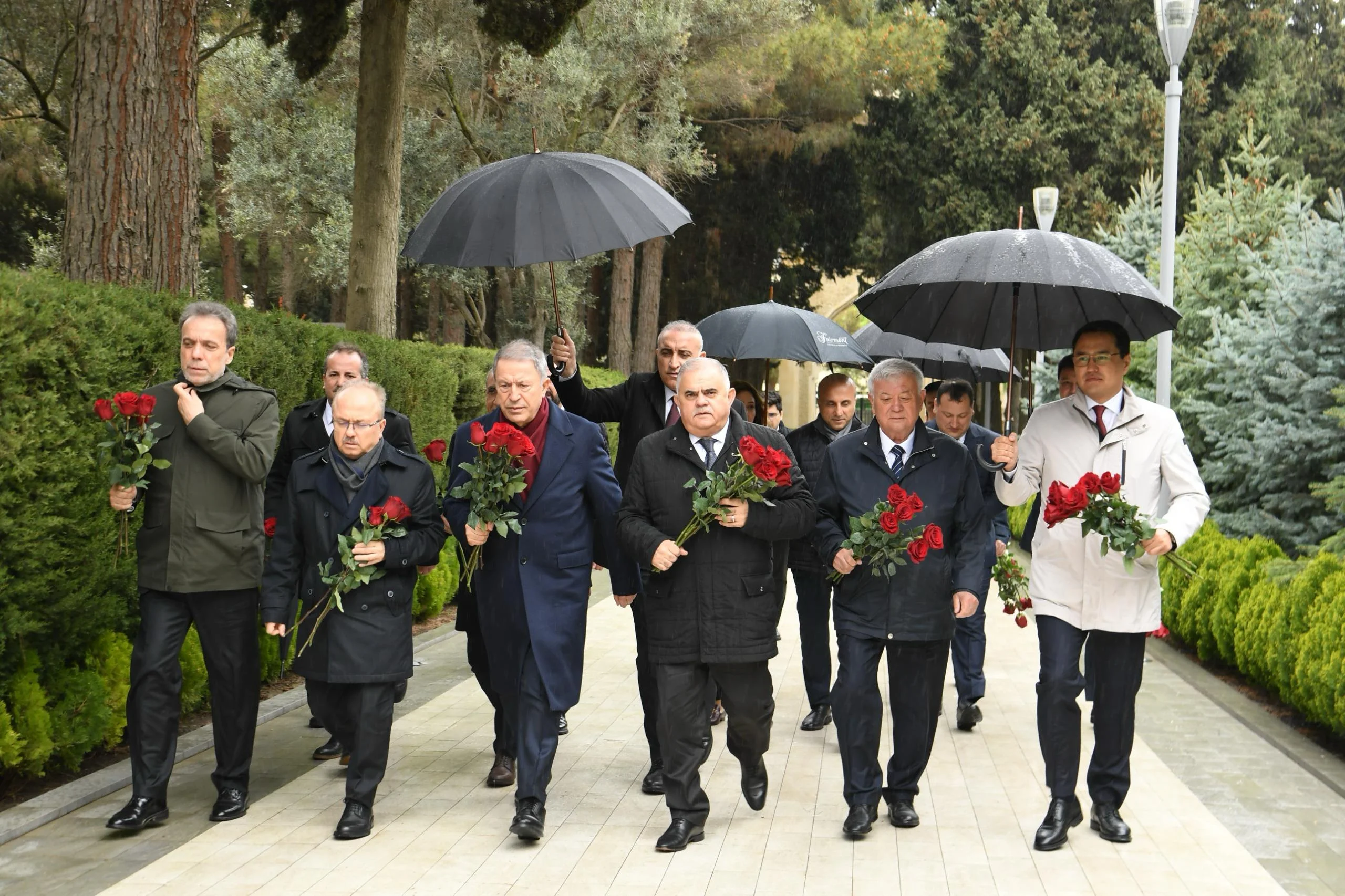 Türk dövlətləri parlamentlərinin nümayəndə heyətləri Fəxri xiyabanı və Zəfər parkını ziyarət edib