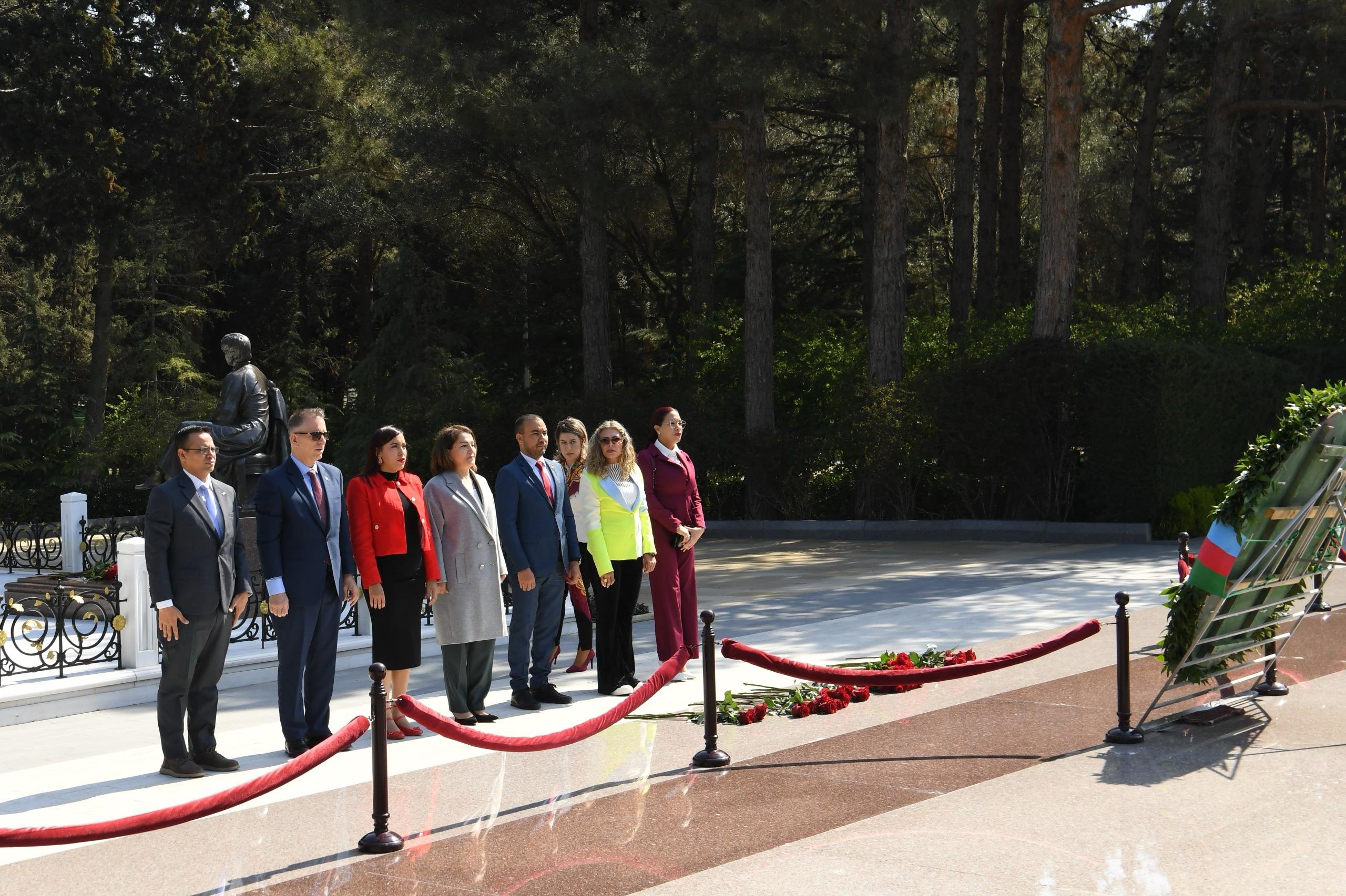 Venesuelalı parlamentarilər Ulu Öndərin məzarını və Zəfər parkını ziyarət ediblər