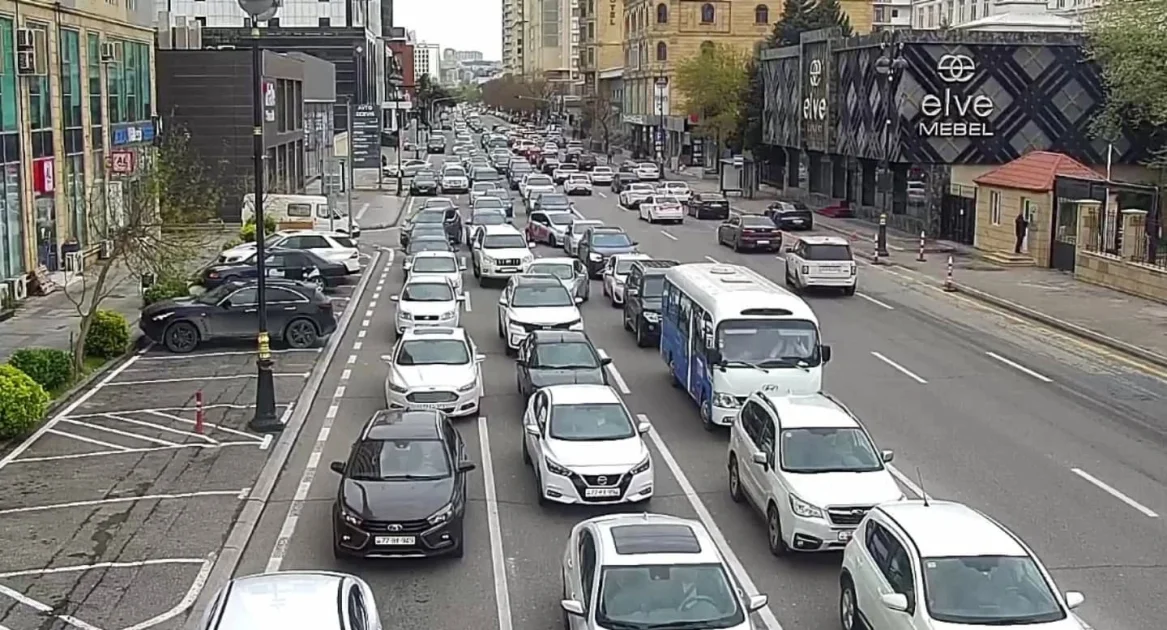 Bakıda bir sıra yollarda sıxlıq müşahidə olunur - SİYAHI