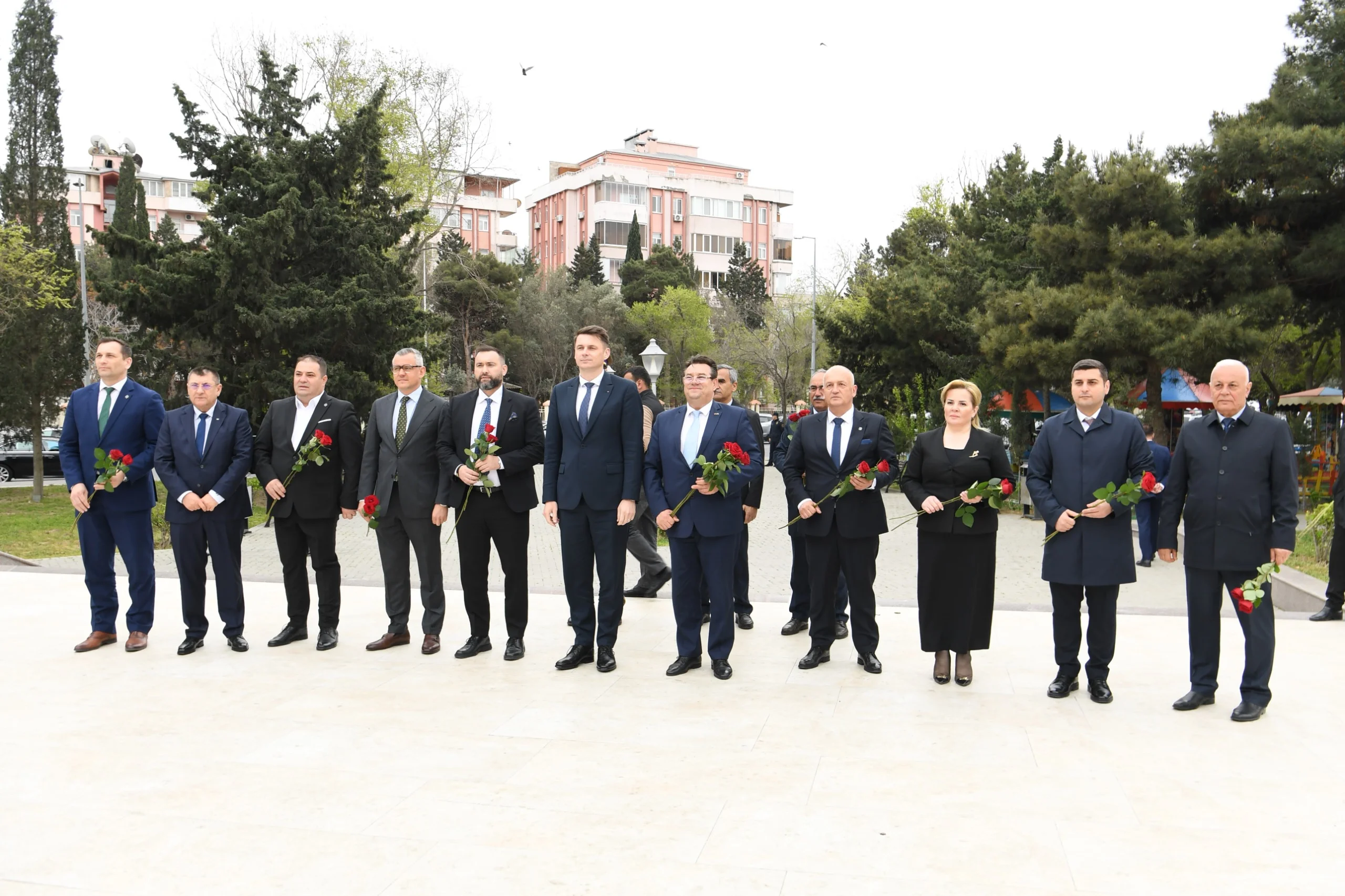 Rumıniya parlament nümayəndə heyəti Bakıda dahi rumın bəstəkarı Corce Eneskunun abidəsini ziyarət edib