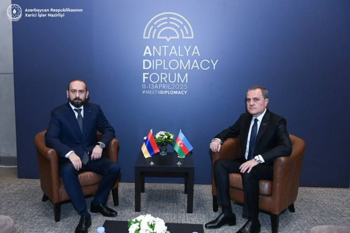 Ceyhun Bayramov Ermənistan xarici işlər nazir Ararat Mirzoyanla görüşüb