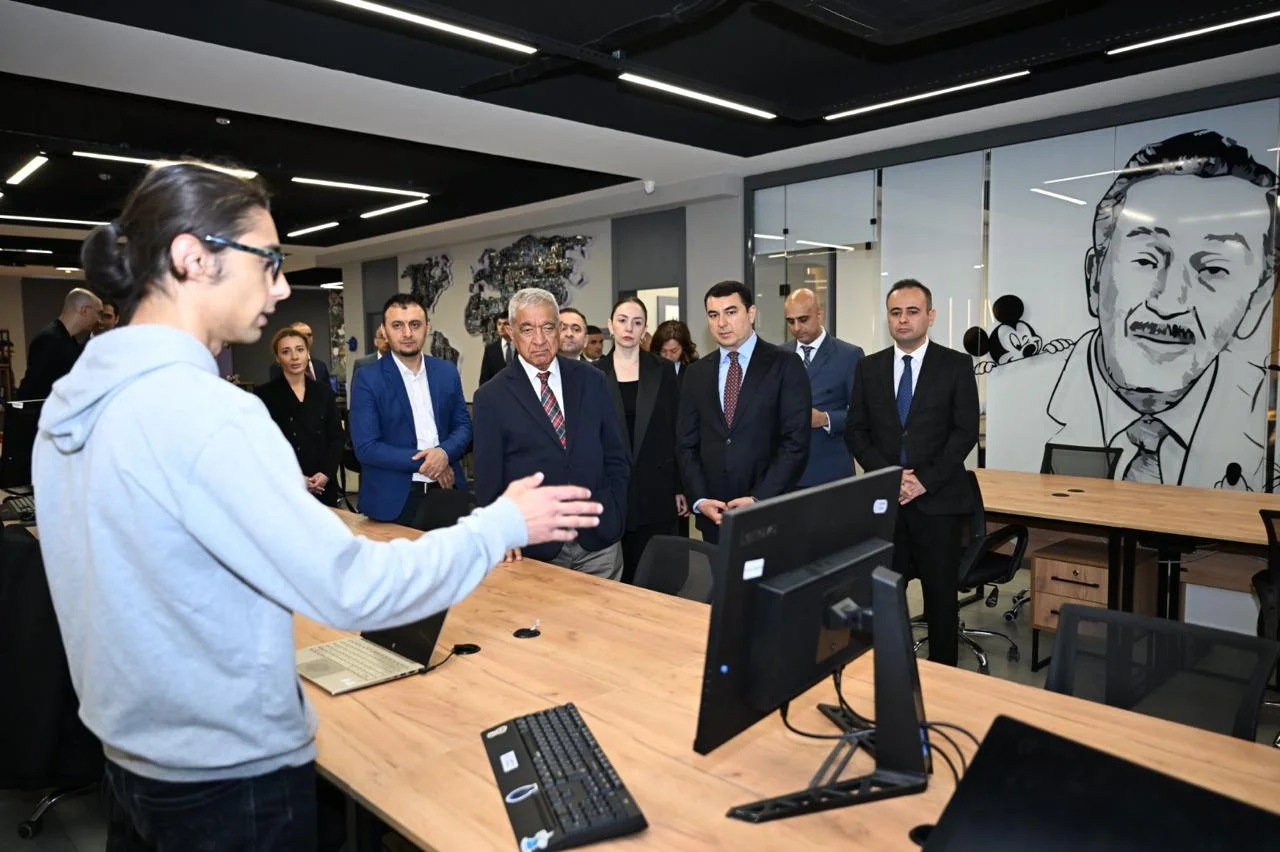 ADA Universitetinin rektoru Hafiz Paşayev Yaradıcı Mərkəzdə yaradılan şəraitlə tanış olub
