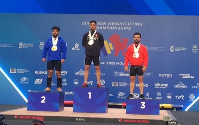 İsa Rüstəmov Avropa çempionatında üç medal qazandı