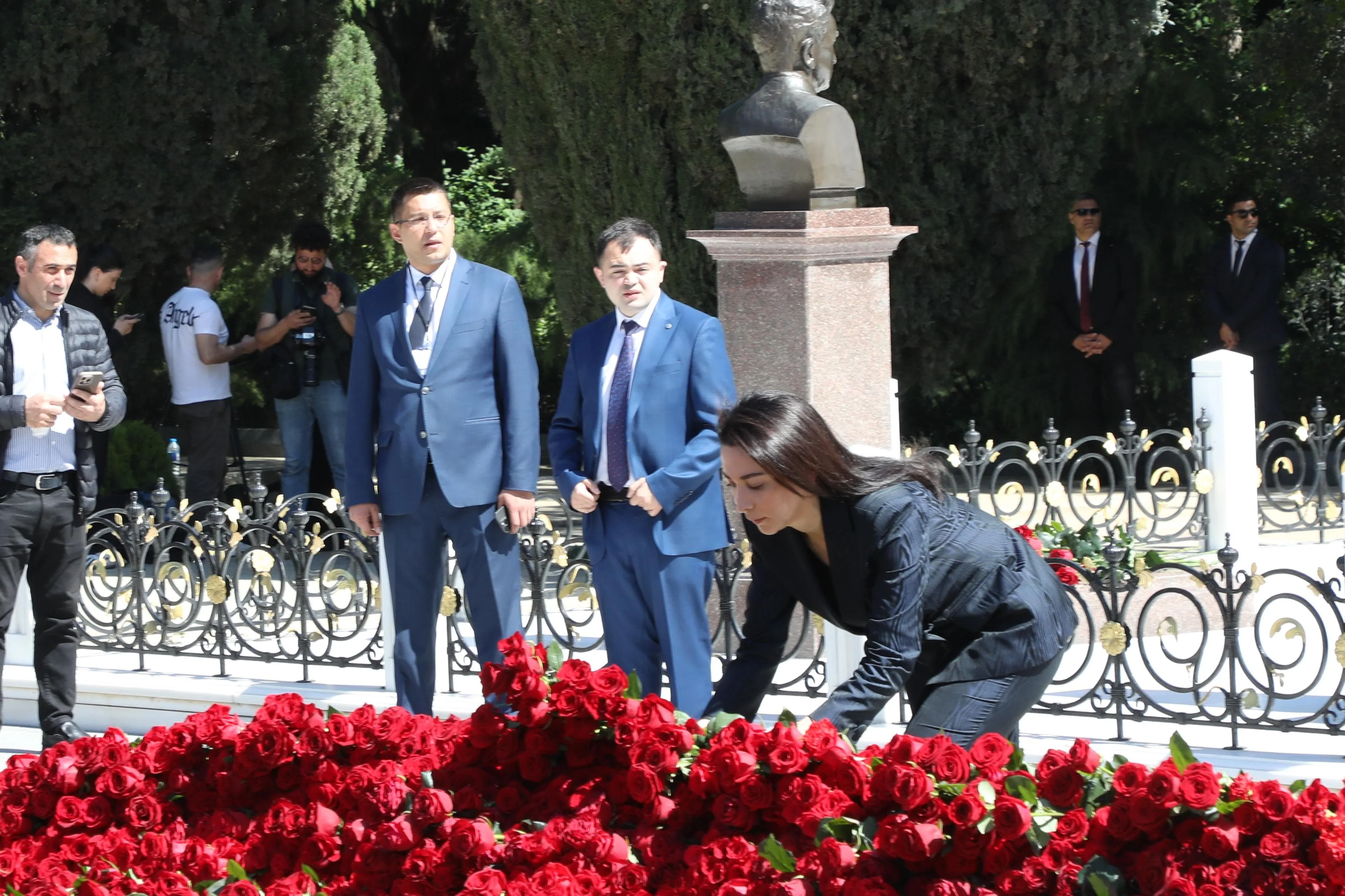 Ombudsman Səbinə Əliyeva və Aparatın kollektivi Ümummilli Lider Heydər Əliyevin xatirəsini yad ediblər