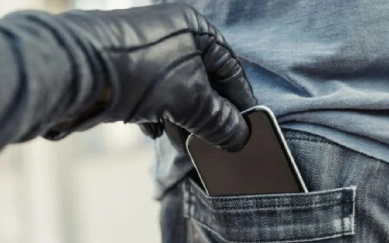 Paytaxtda 3600 manatlıq telefon oğurlanıb