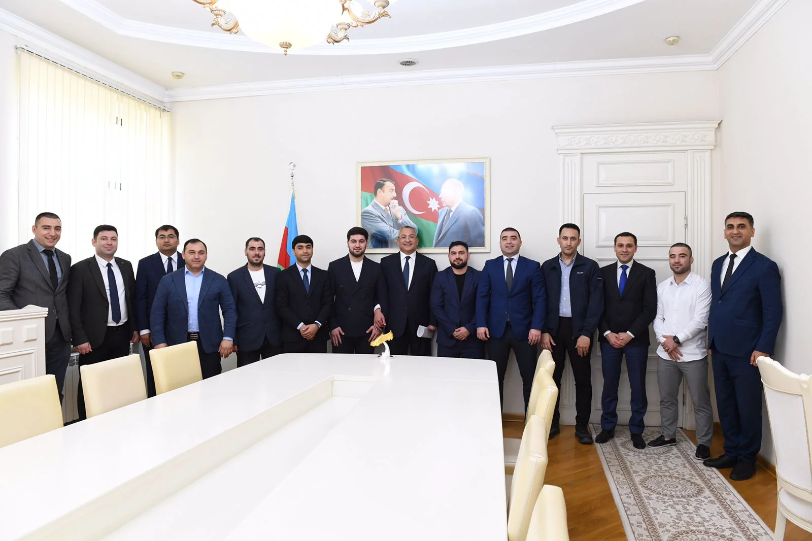 Rövşən Rzayev minifutbol turnirində komitəni təmsil edən komanda üzvləri ilə görüşüb