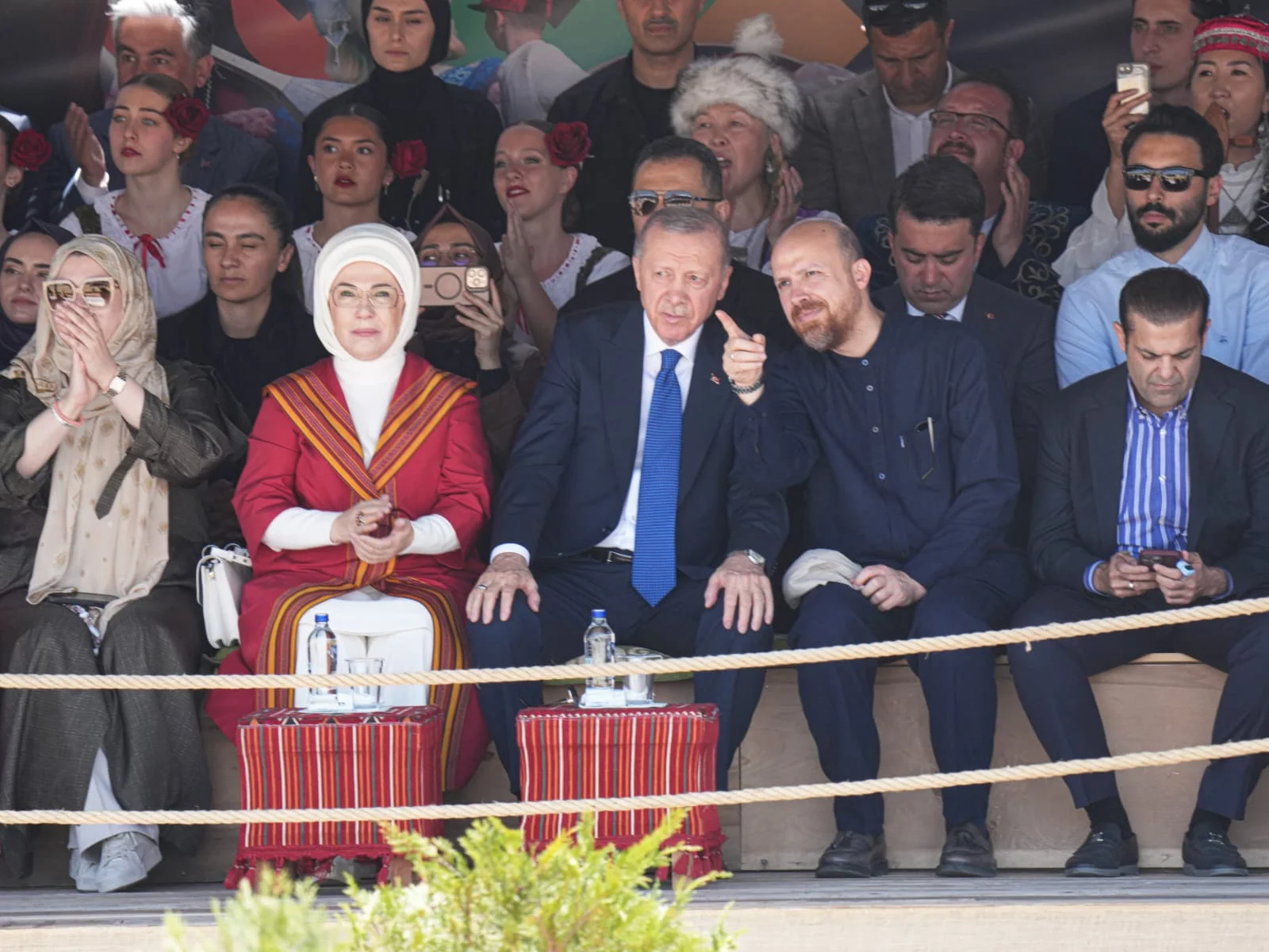 Türkiyə Prezidenti Rəcəb Tayyib Ərdoğan və xanımı Azərbaycan nümayəndə heyətinin çıxışını izləmişlər