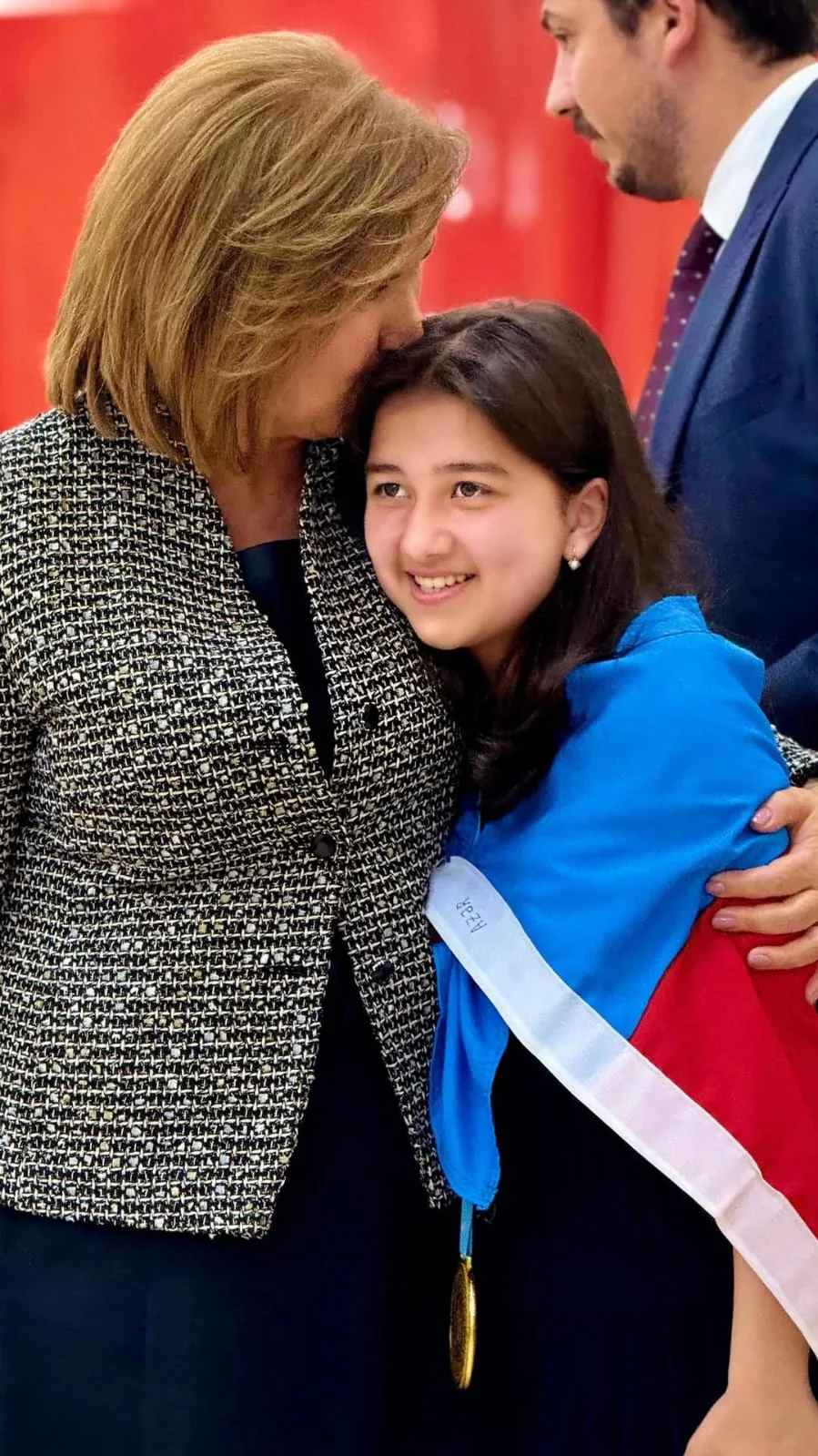 "Qızıl alma" mükafatını ilk qalibi azərbaycanlı qızımızla qürur duyuruq...