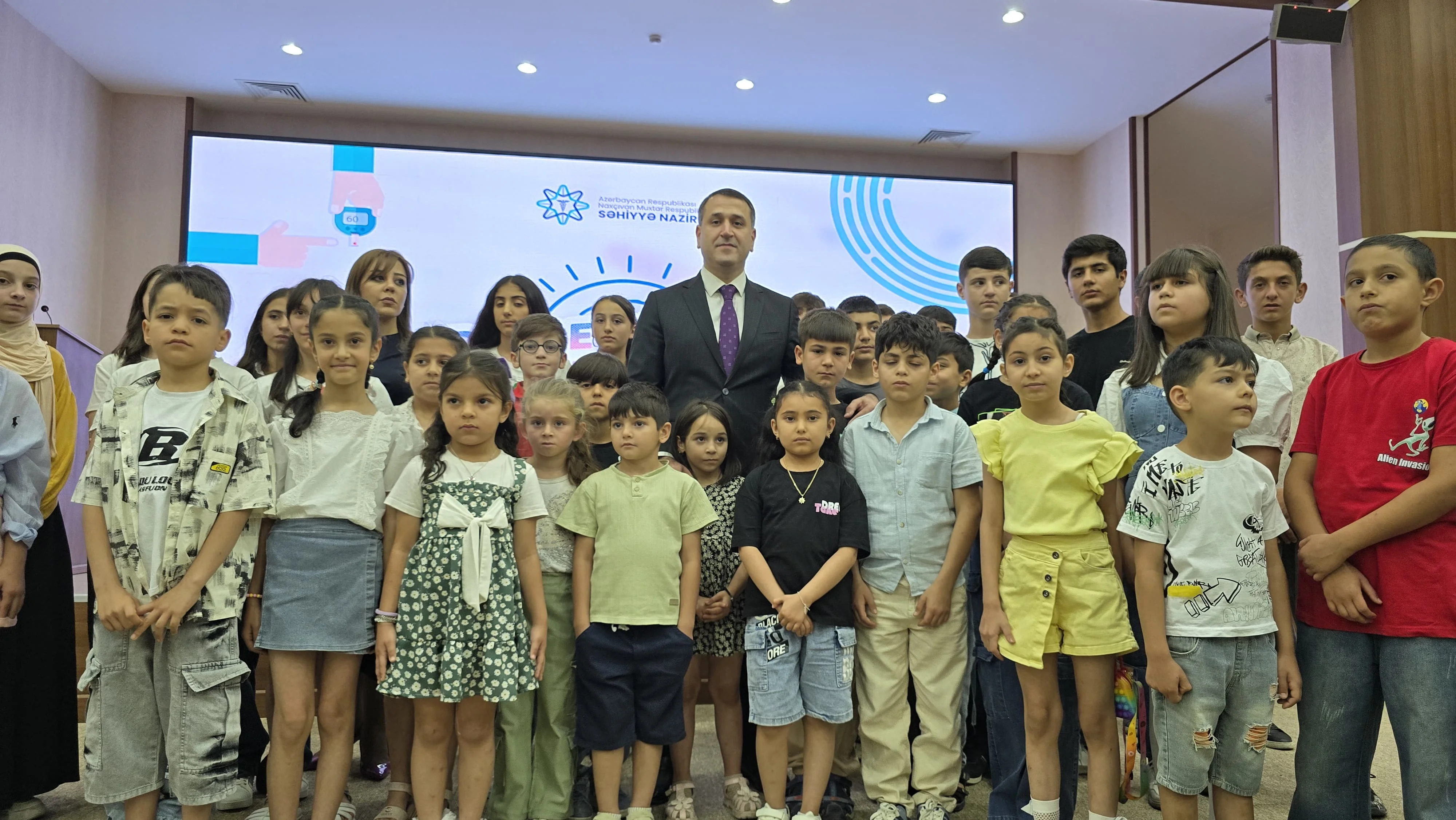 Şəkərli diabetdən əziyyət çəkən uşaqlara pulsuz müasir qlükoz sensor cihazları təqdim olunub