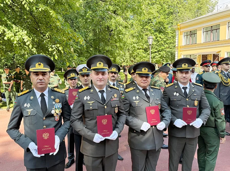 Rusiyada təhsilini bitirən hərbi qulluqçularımıza diplomlar təqdim edilib
