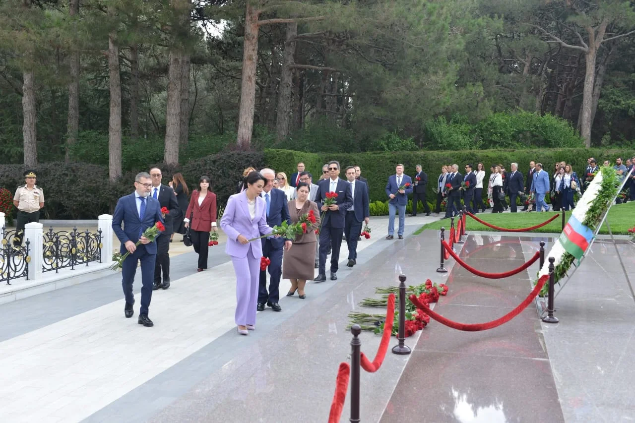 Ombudsmanların Beynəlxalq Simpoziumunun iştirakçıları Fəxri xiyabanı və Şəhidlər xiyabanını ziyarət ediblər