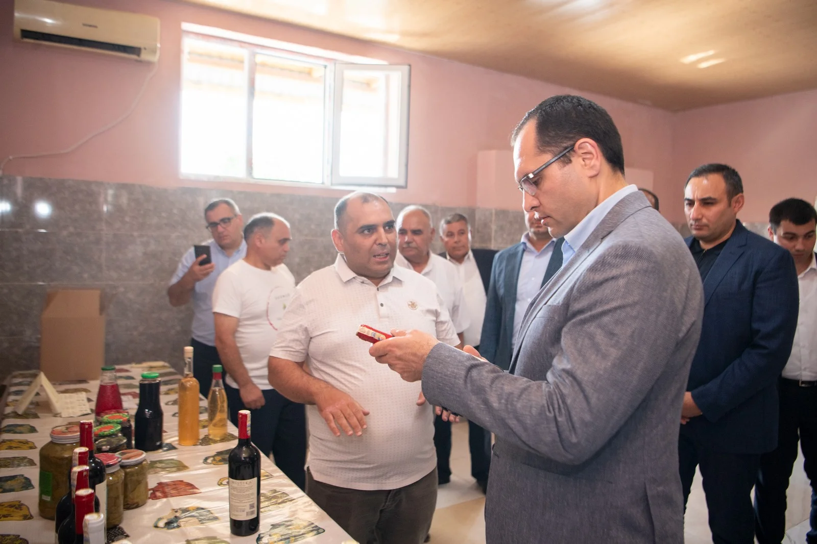 Nazir Məcnun Məmmədov Şamaxıda yerləşən heyvandarlıq və şərab istehsalı müəssisələrinin fəaliyyəti ilə tanış olub