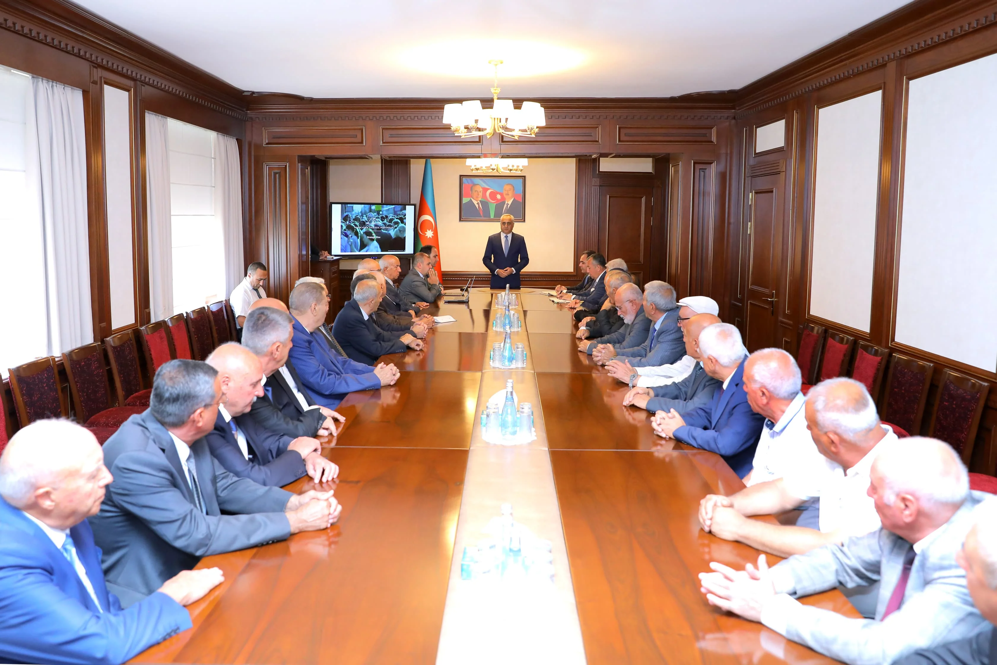 Səlahiyyətli nümayəndə Naxçıvan şəhəri  ictimaiyyətinin nümayəndələri ilə görüşüb