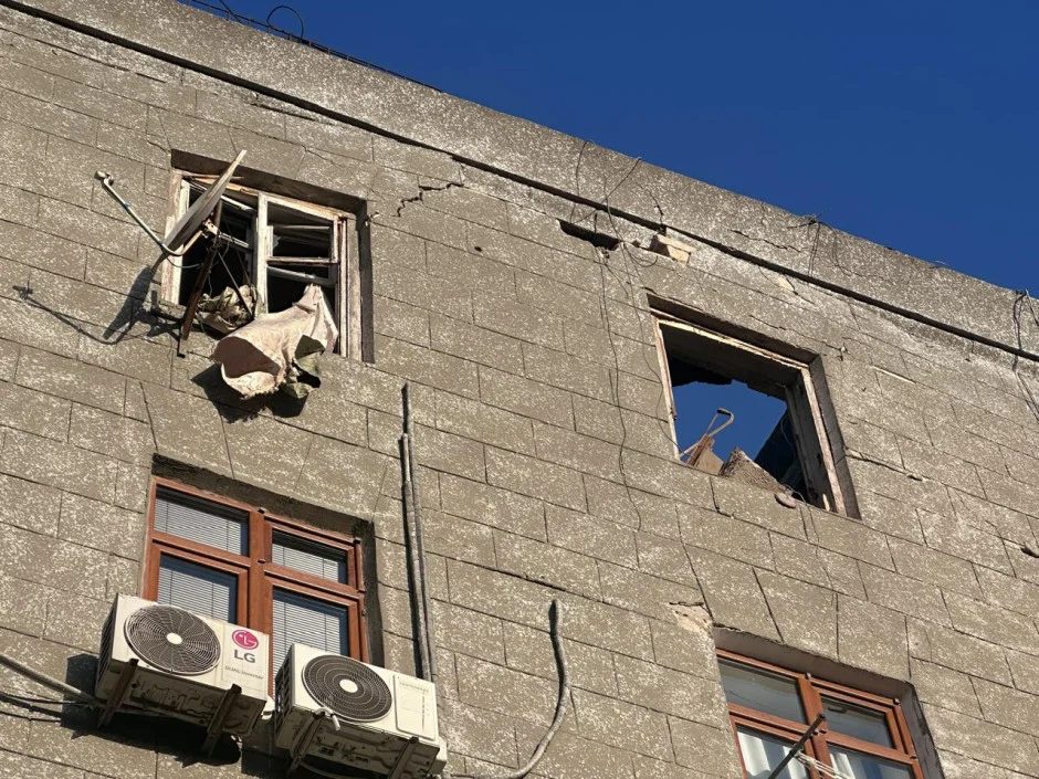 Bakıda beşmərtəbəli yaşayış binasında mənzildə partlayış olub, bir nəfər xəsarət alıb