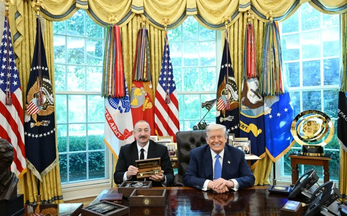 Donald Tramp İlham Əliyevə Ağ Evin simvolik açarlarını təqdim etdi