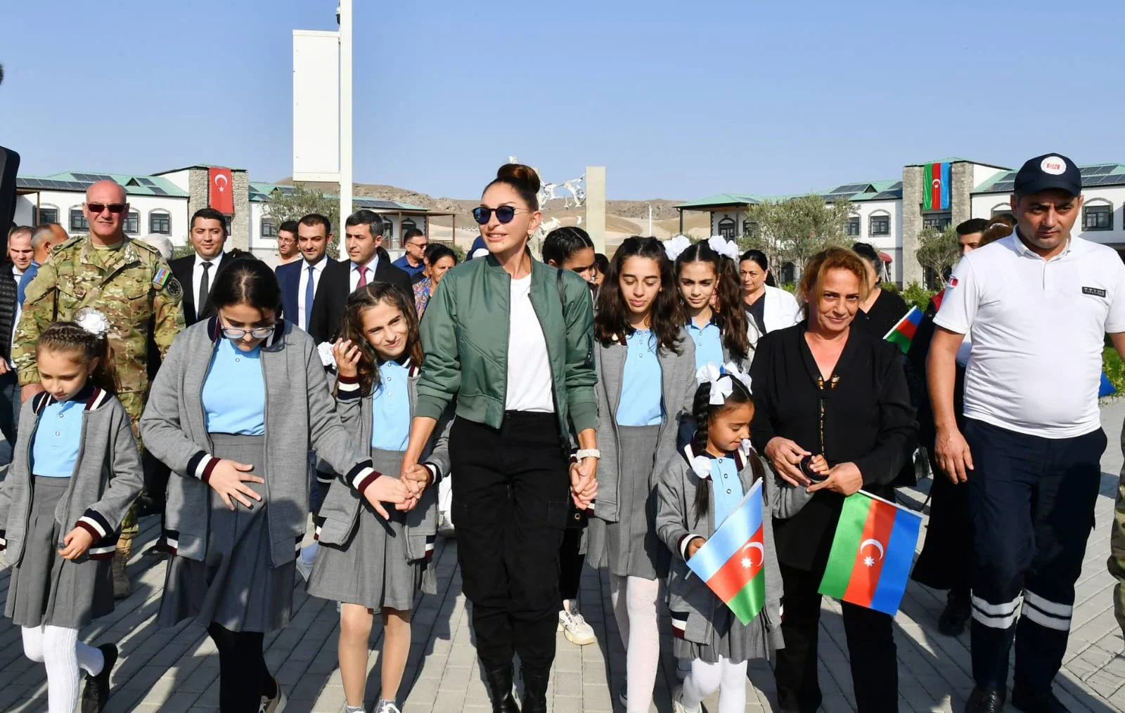 Keçmiş məcburi köçkünlər Mehriban xanım Əliyevanı təbrik edirlər