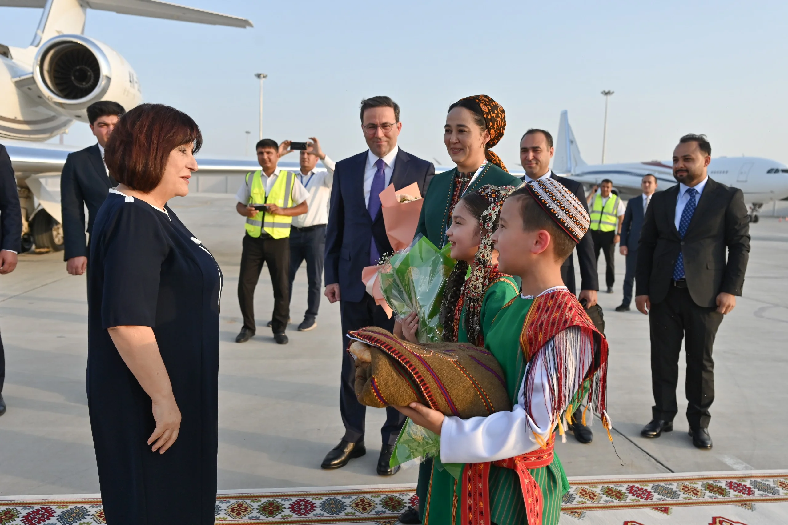 Milli Məclisin sədri Sahibə Qafarova Türkmənistana işgüzar səfərə gəlib