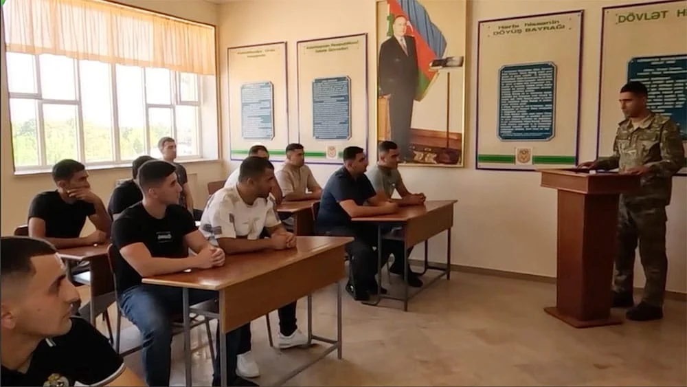 ƏÜO-da hərbi vəzifəlilərlə təlim toplanışı keçirilir - VİDEO