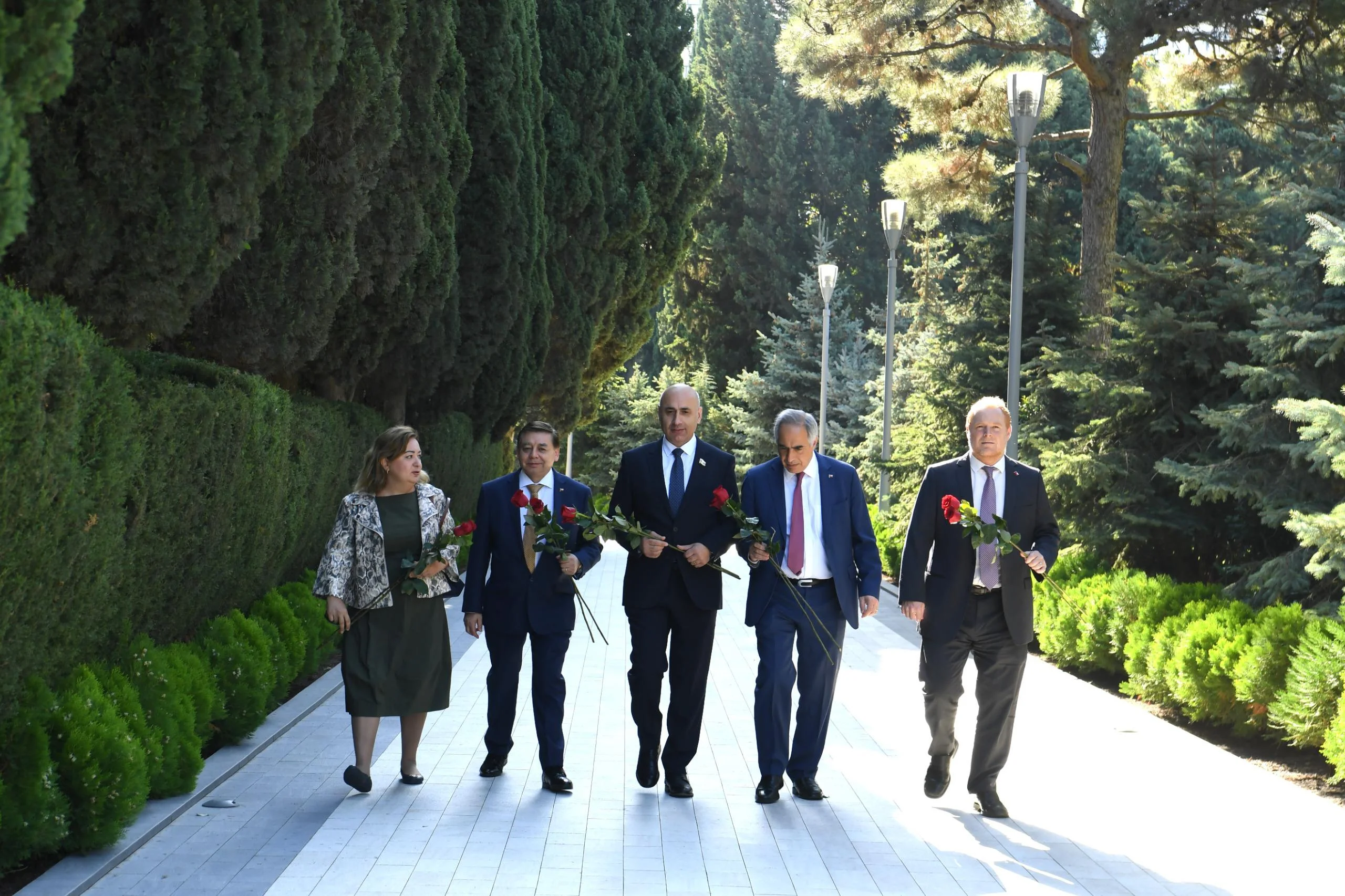 Çilili parlamentarilər Ulu Öndərin məzarını və Şəhidlər xiyabanını ziyarət ediblər
