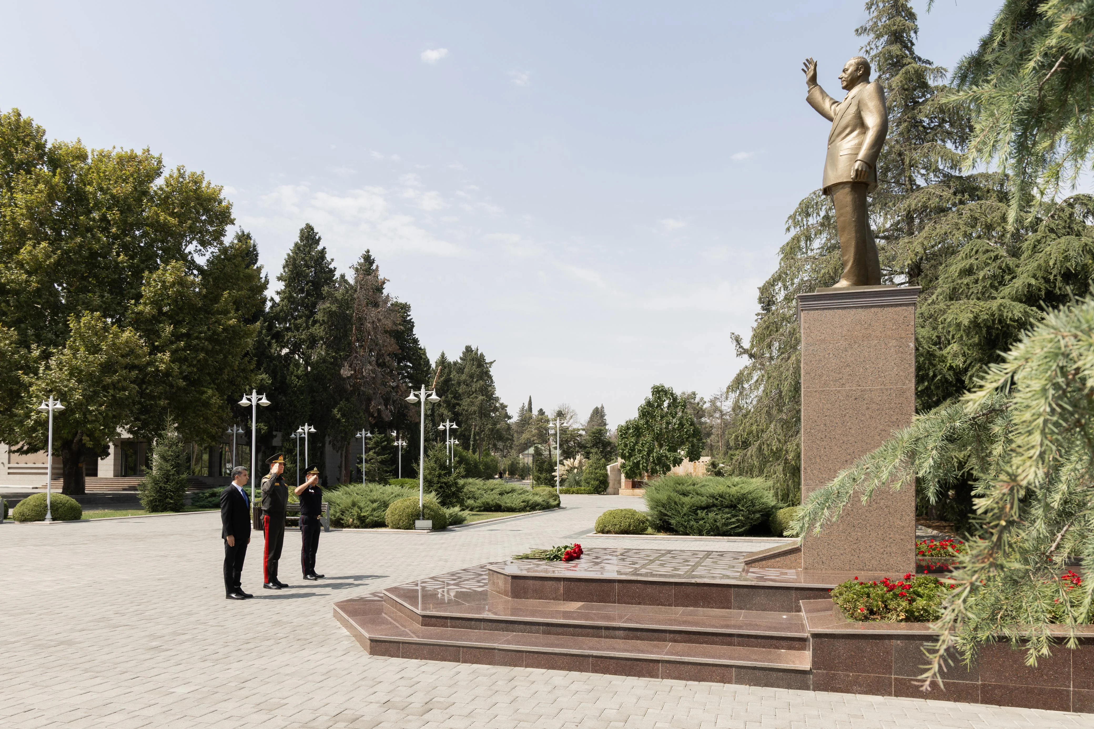 Nazir Vilayət Eyvazov Naftalanda vətəndaşların müraciətlərini dinlədi və sıra baxışı keçirdi