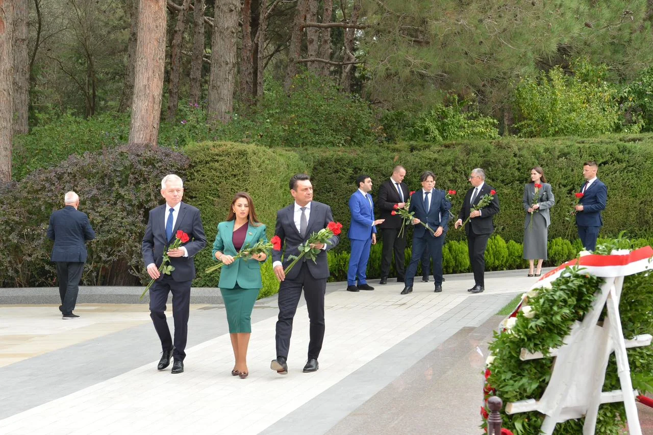 Polşalı parlamentarilər Ulu Öndərin məzarını və Şəhidlər xiyabanını ziyarət ediblər