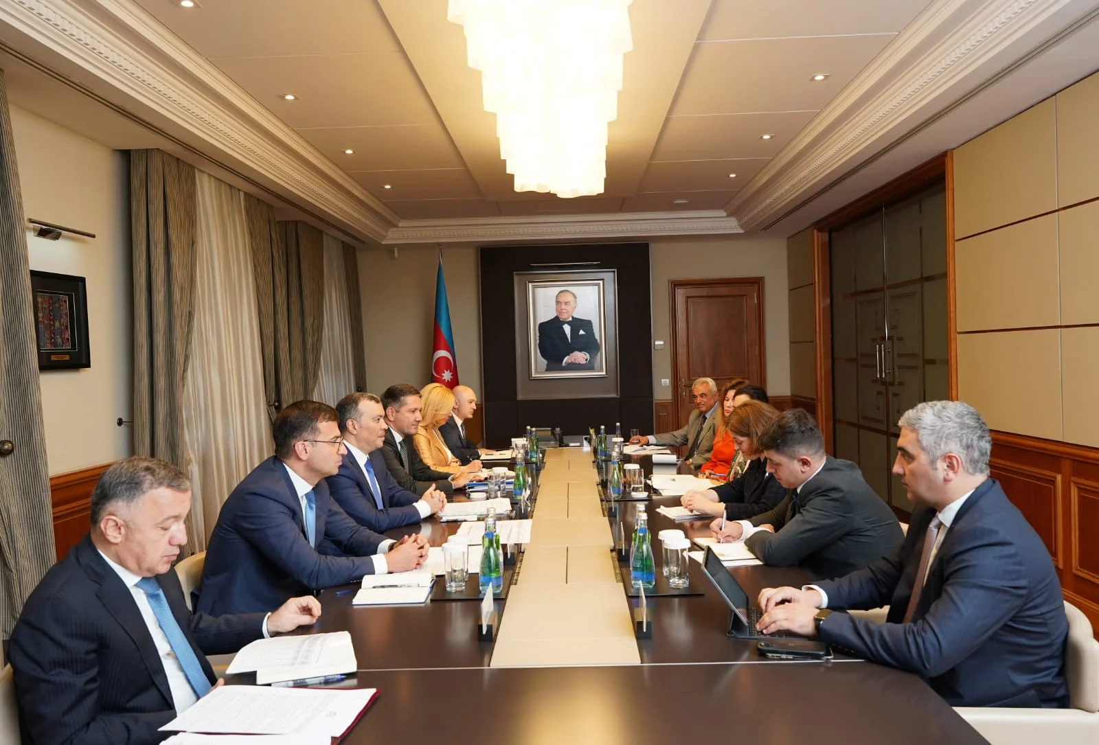 Azərbaycan və AİB arasında əməkdaşlığın genişləndirilməsi məsələləri müzakirə olunub