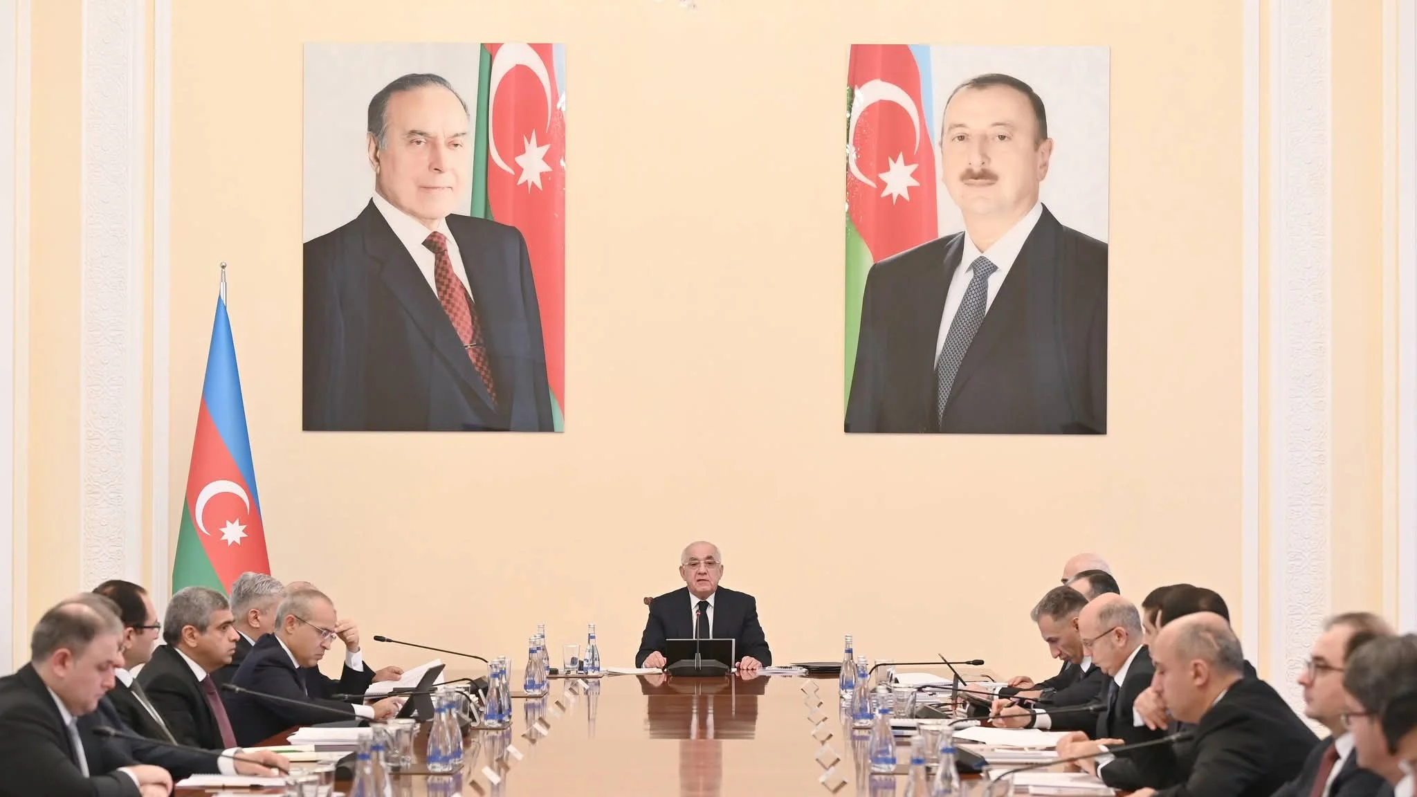 Nazirlər Kabinetində 2026-cı il üzrə dövlət büdcəsinin və icmal büdcənin layihələri və sonrakı üç il üçün icmal büdcənin göstəriciləri, 2026-cı il və sonrakı üç il üzrə iqtisadi və sosial inkişaf konsepsiyası və proqnoz göstəriciləri müzakirə olunub