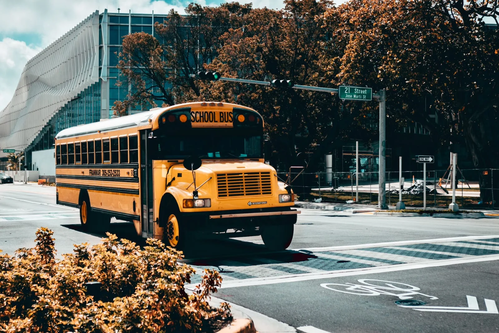 Məktəbli avtobusu layihəsini "2 School" startap şirkəti icra edəcək