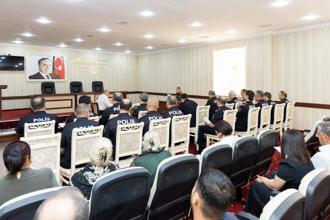 Vilayət Eyvazov Naftalan Şəhər Polis Şöbəsində növbəti vətəndaş qəbulu və sıra baxışı keçirib