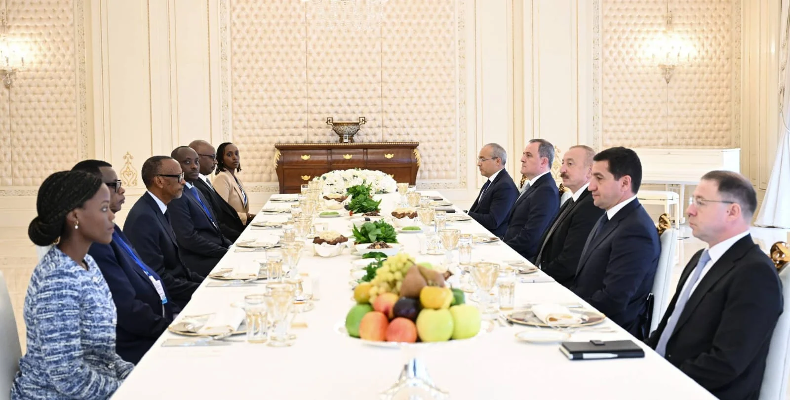 İlham Əliyevin Ruanda Prezidenti ilə nahar əsnasında geniş tərkibdə görüşü