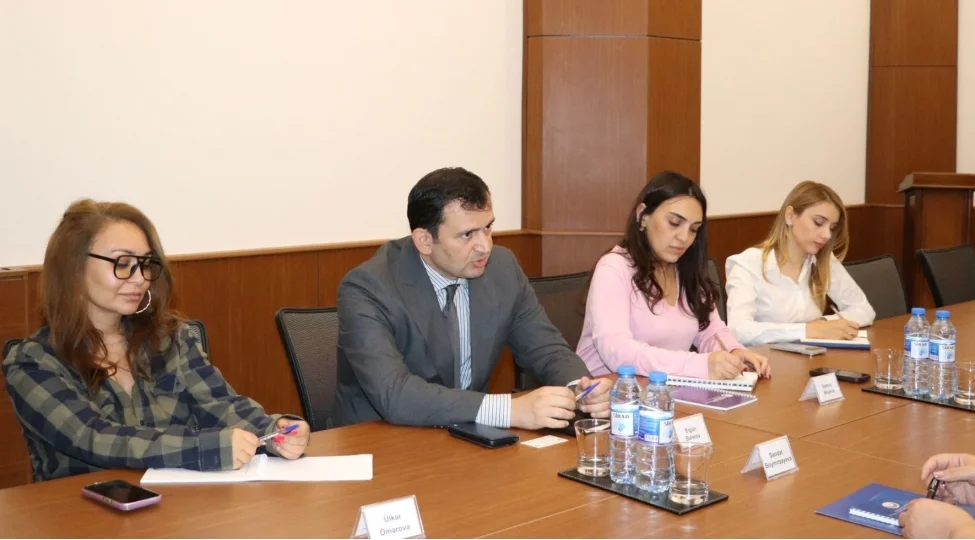 Dövlət Komitəsində Özbəkistan Respublikasının Ailə və Qadın Komitəsinin sədrinin müşaviri Saodat Boymirzayeva ilə görüş keçirilib