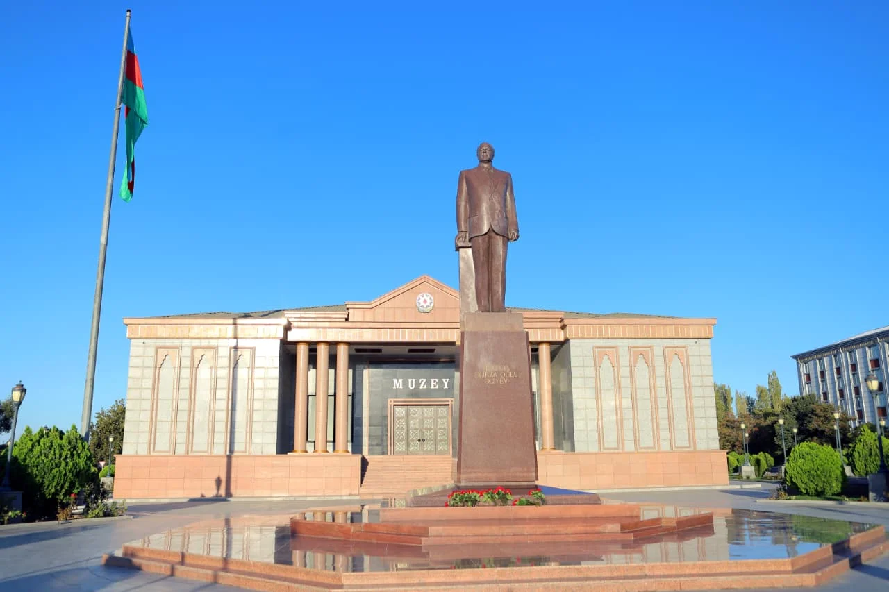 Ümummilli Lider Heydər Əliyevin abidəsi ziyarət edilib