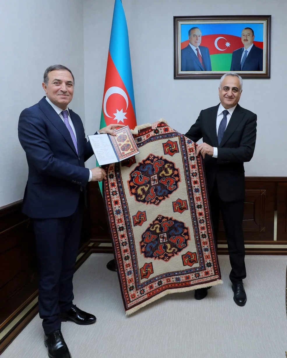 Səlahiyyətli nümayəndə xalq artisti Mənsum İbrahimovu yubileyi münasibətilə qəbul edib