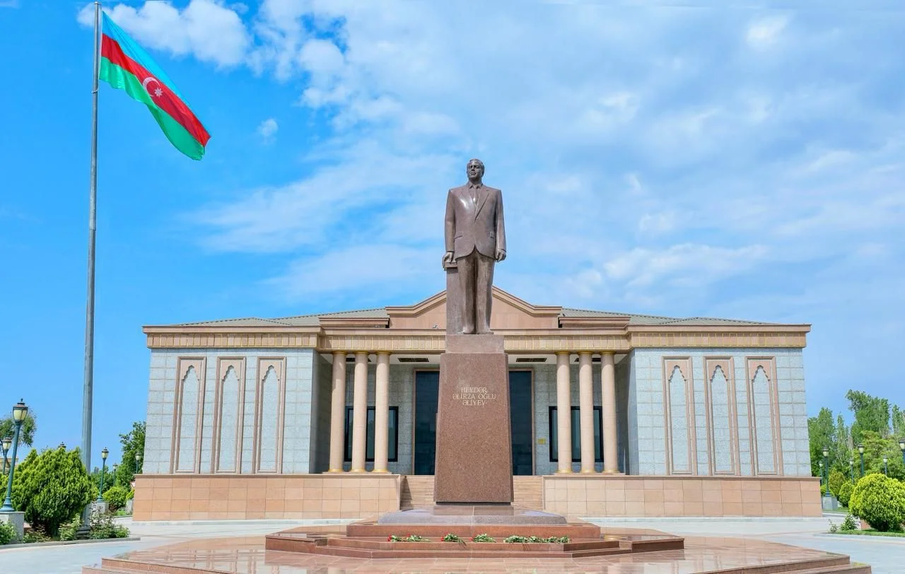 Naxçıvanda “Bərabərlik və ədalət yolunda 30 il: nailiyyətlər və çağırışlar” mövzusunda konfrans keçirilib