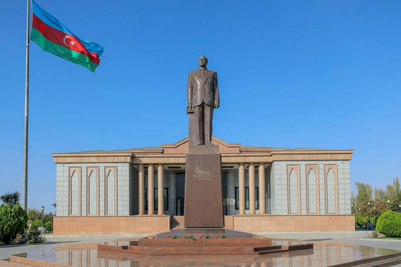 Naxçıvanda Ümummilli Lider Heydər Əliyevin abidəsi ziyarət edilib