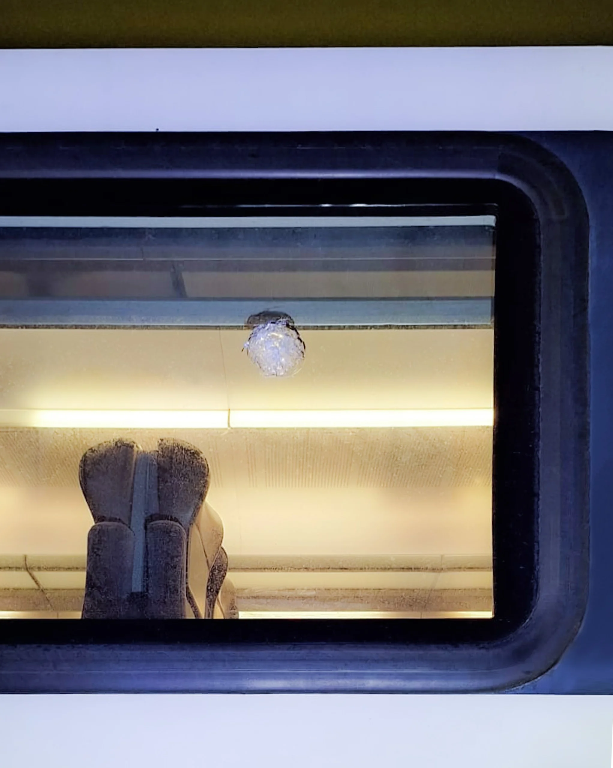 Qatara atılan daş – insan həyatına atılan daşdır