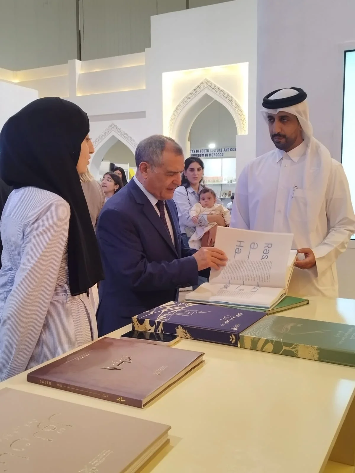 XI Bakı Beynəlxalq Kitab Sərgisi çərçivəsində Bakı Ekspo Mərkəzində Doha Beynəlxalq Kitab Sərgisinin müdiri Jassim Əhməd Əl -Buainain Azərbaycan Milli Kitabxanasının fonduna kitab hədiyyə edib