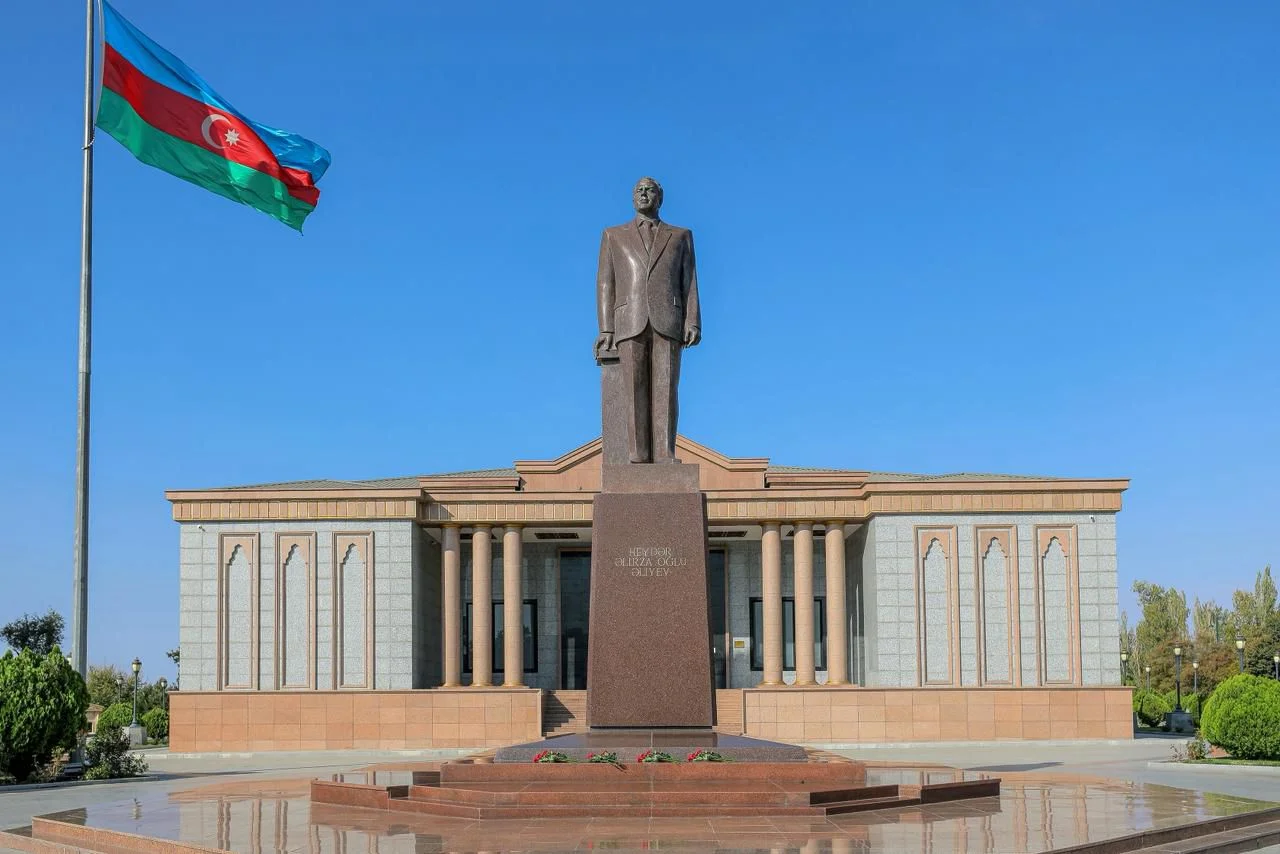 Mədəniyyət naziri Naxçıvan şəhərində vətəndaşların müraciətlərini dinləyib