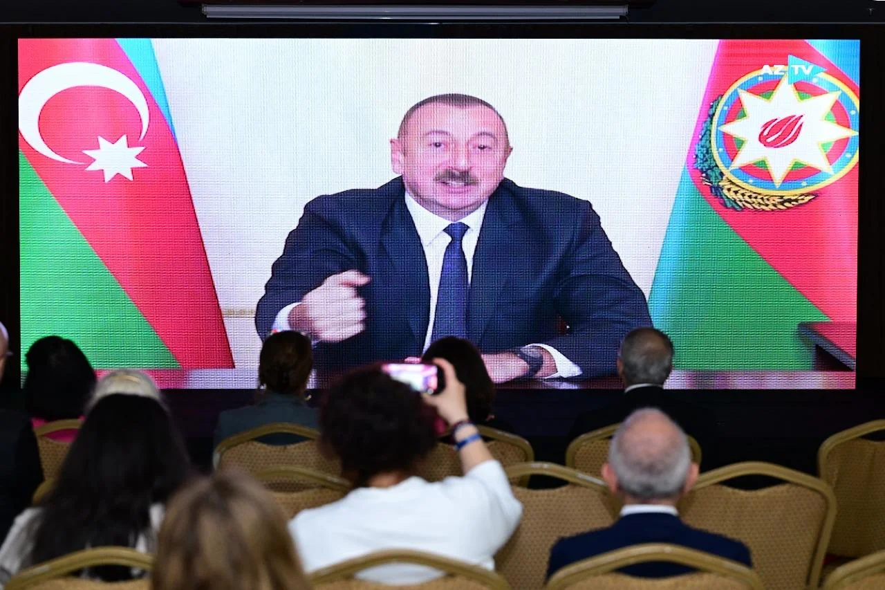 “Həqiqətin gözü” – Antalyada Reza Deqatinin yarıməsrlik sənət yolunun təqdimatı