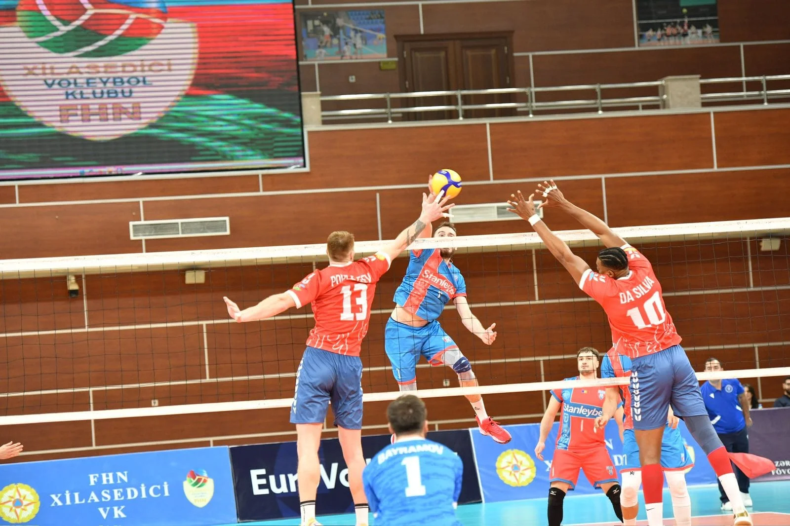 FHN-in kişilərdən ibarət "Xilasedici" voleybol komandası Çelenc Kubokunda növbəti mərhələyə vəsiqə qazanıb