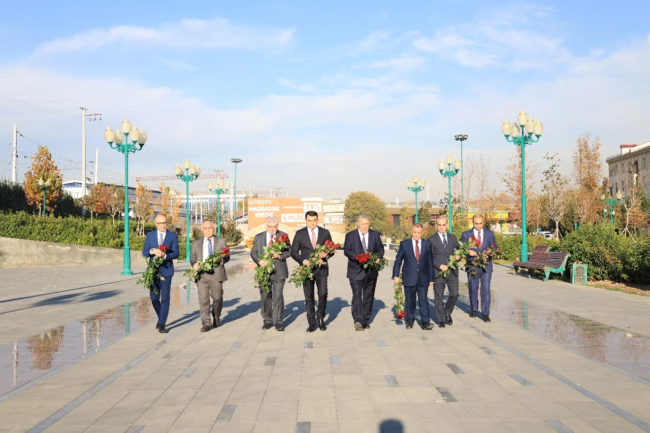 Azərbaycan nümayəndə heyəti Daşkənddə Ümummilli Lider Heydər Əliyevin abidəsini ziyarət edib