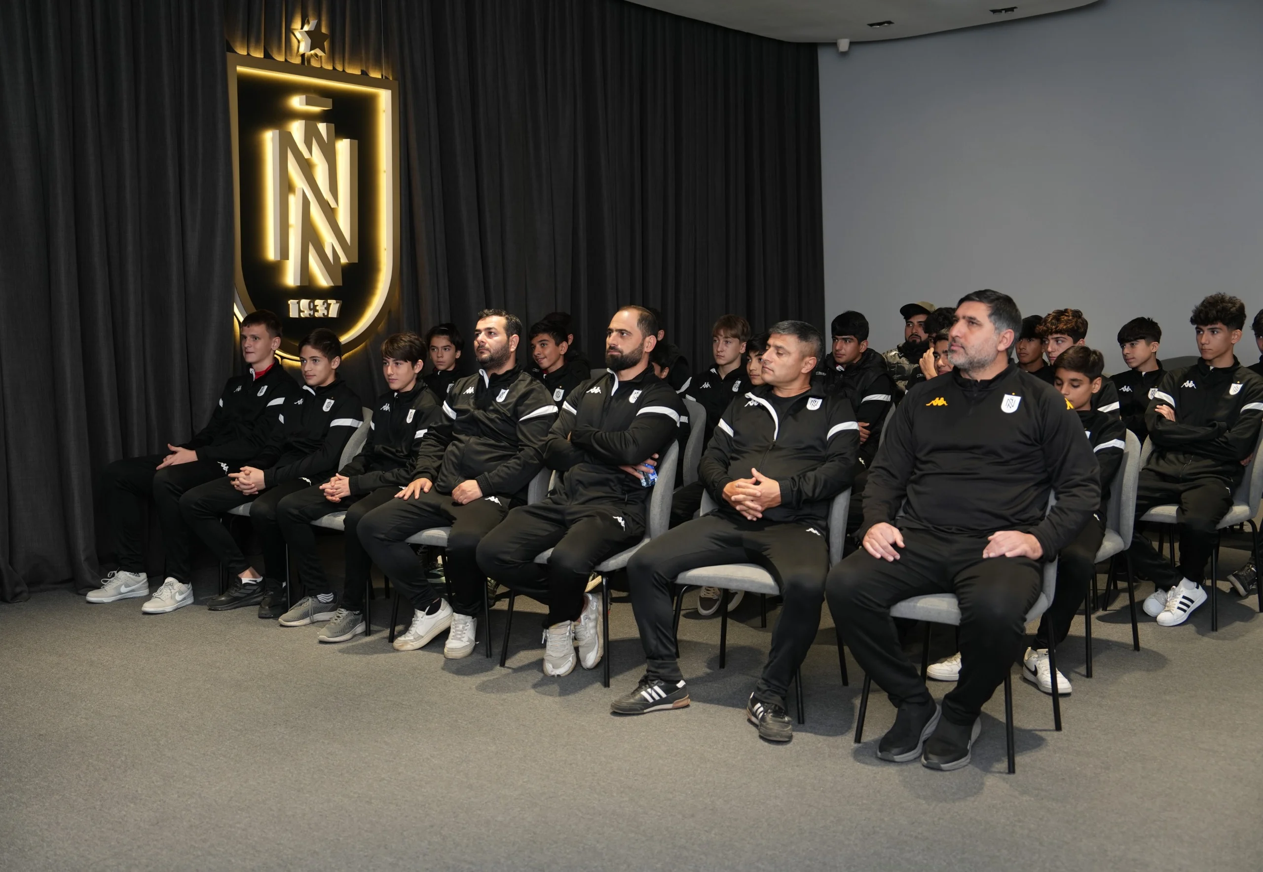 “Uşaq Hüquqları Aylığı” çərçivəsində “Neftçi” Peşəkar Futbol Klubunun aşağı yaş qruplarından olan futbolçuları və məşqçiləri üçün təlim keçirilib