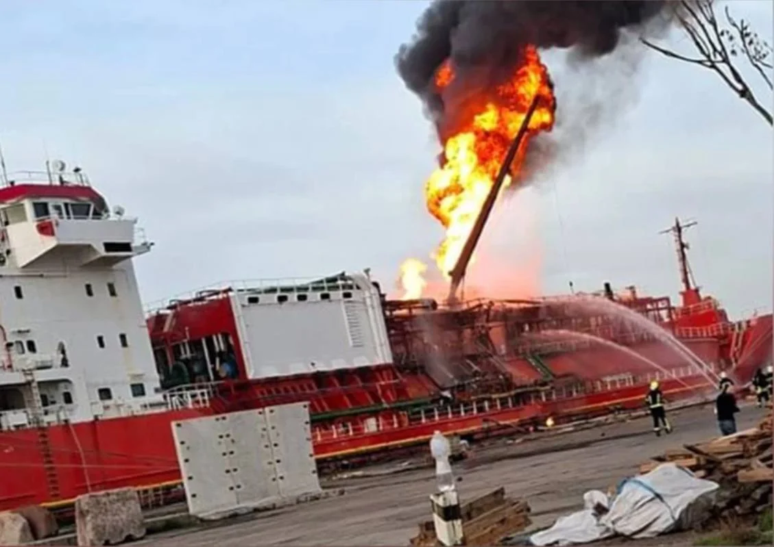 Türk gəmisi dronla vuruldu - 16 nəfər təxliyə edildi