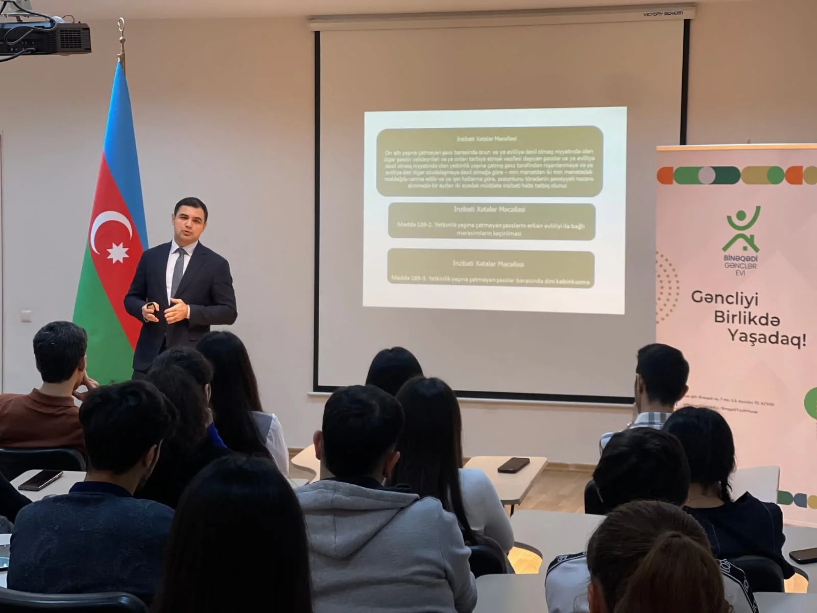 “Uşaq Hüquqları Aylığı” çərçivəsində Binəqədi Gənclər Evində maarifləndirici təlim keçirilib